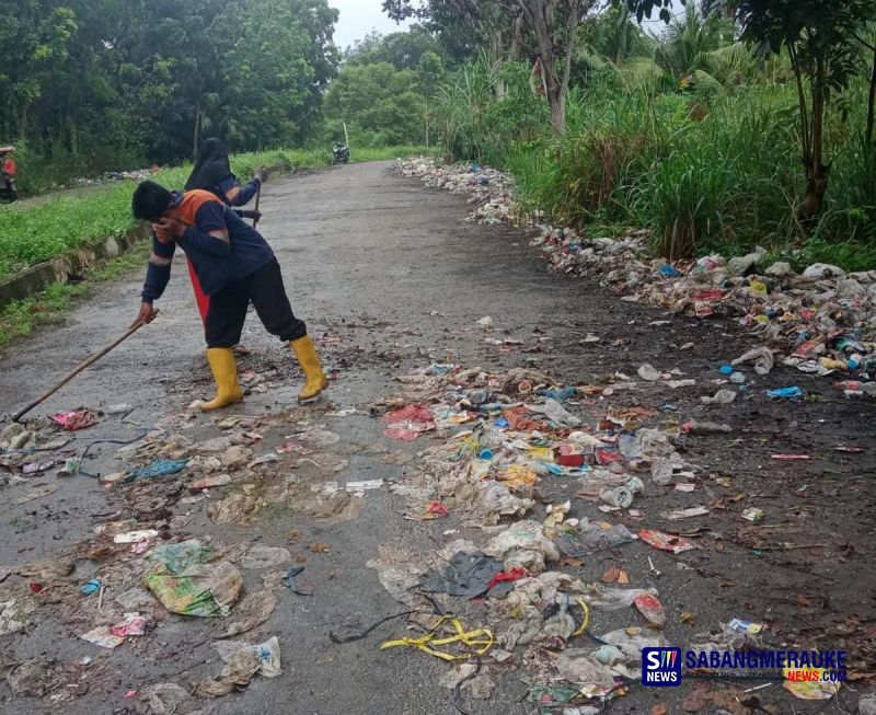 Meresahkan Masyarakat! Petugas DLH Rohil Gerak Cepat Eksekusi Sampah di Jalan Ringroad Bagan Batu 