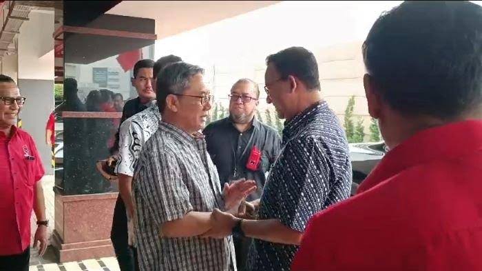 Anies Salat Zuhur di Markas PDI Perjuangan Jakarta, Sinyal Duet dengan Rano Karno?