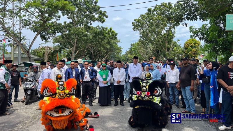 Diiringi Beragam Kesenian Tradisional, Berazam Jadi Pasangan Pertama Mendaftar ke KPU Kepulauan Meranti