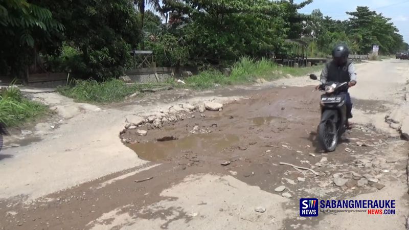 Dua Tahun Rusak dan Berlubang, Warga Harapkan Perbaikan Jalan Lion Kecamatan Marpoyan Damai