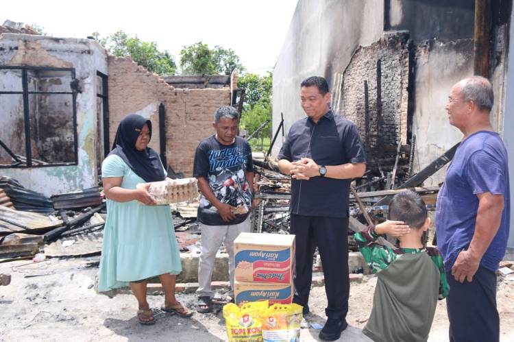 Markarius Anwar Sambangi  dan Bantu Korban Kebakaran di Simpang Tiga Pekanbaru