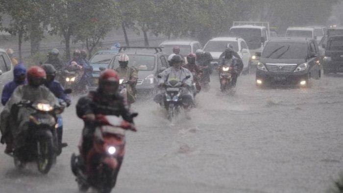 Waspada Petir dan Hujan Lebat Melanda Wilayah Riau Hari Ini