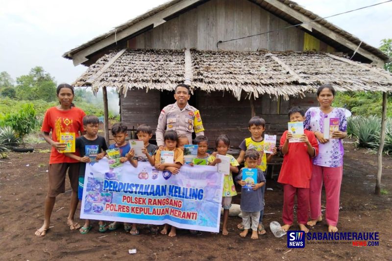 Membangun Masa Depan dengan Literasi, Bhabinkamtibmas Desa Sonde Bikin Perpustakaan Keliling untuk Anak-Anak Suku Akit