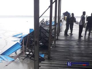 Atap Trestel Pelabuhan di Teluk Belitung Kepulauan Meranti Ambruk Ditiup Angin Kencang