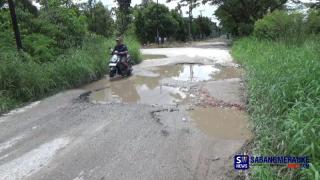 Jalan Menuju Kantor Camat Payung Sekaki Pekanbaru Rusak Parah