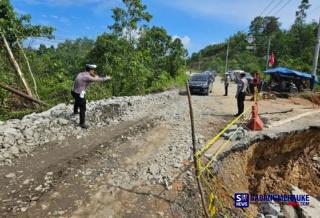 Belum Juga Diperbaiki, Jalur Lintas Riau-Sumatera Barat Hanya Diperhalus Untuk Memperlancar Kendaraan