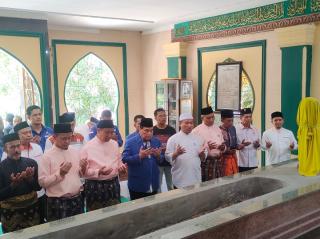 Paslon Agung-Markarius Ziarah ke Makam Pendiri Kota Pekanbaru Sebelum Mendaftar ke KPU