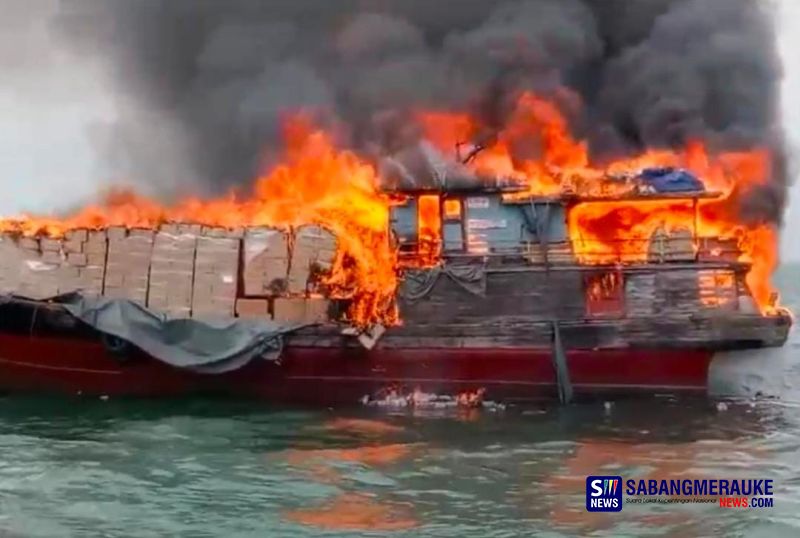 Kapal Pengangkut Logistik Milik Pengusaha Meranti Bingkun Terbakar di Perairan Perbatasan Malaysia