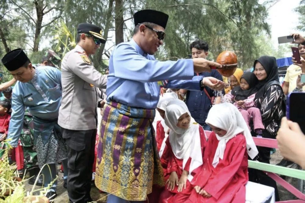 Wabup Bengkalis Buka Festival Budaya Mandi Safar di Pulau Rupat