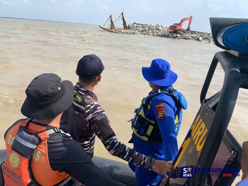 Kapal Tongkang Pengangkut 1.104 Ton Batu Nyaris Tenggelam Dihantam Gelombang Laut di Kepulauan Meranti