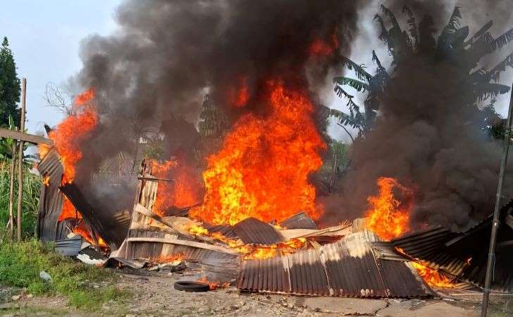 10 Unit Sepeda Motor Hangus dalam Kebakaran di Jalan Kartama Pekanbaru