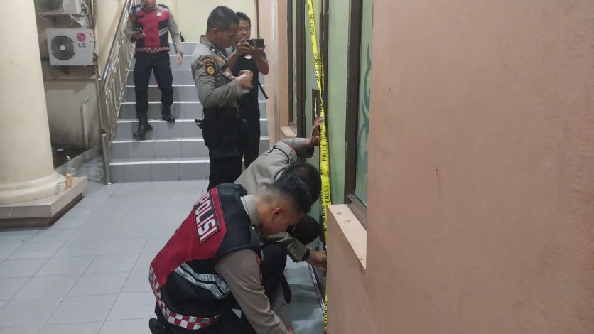 Polda Pasang Police Line di Sejumlah Ruangan DPRD Riau, Penggeledahan Berlanjut Pagi Ini