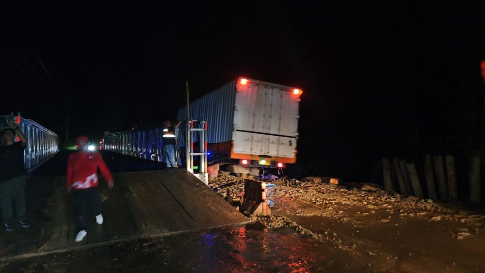 Jalan Lintas Riau-Sumbar Longsor Lagi, Kendaraan Melintas Sistem Buka-Tutup