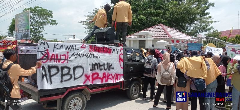 Aksi Demo Mahasiswa Warnai Pelantikan Anggota DPRD Inhil Terpilih Periode 2024-2029