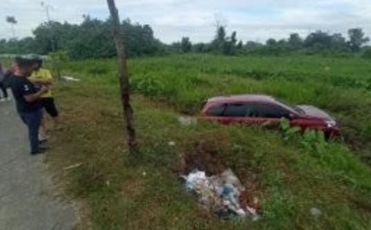 Sopir Mengantuk, Mobil Avanza Terperosok Masuk ke Parit di Jalan Sudirman Pekanbaru