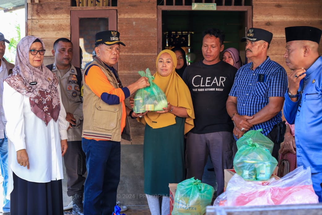 Plt Bupati Asmar Serahkan Bantuan Kepada Warga Terdampak Bencana Angin Kencang