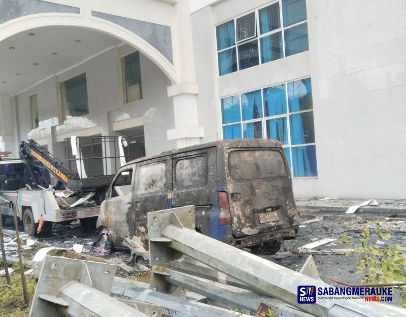 Satu Unit Mobil Dijilat Api Saat Kantor Dinas PUPR Kota Pekanbaru Terbakar