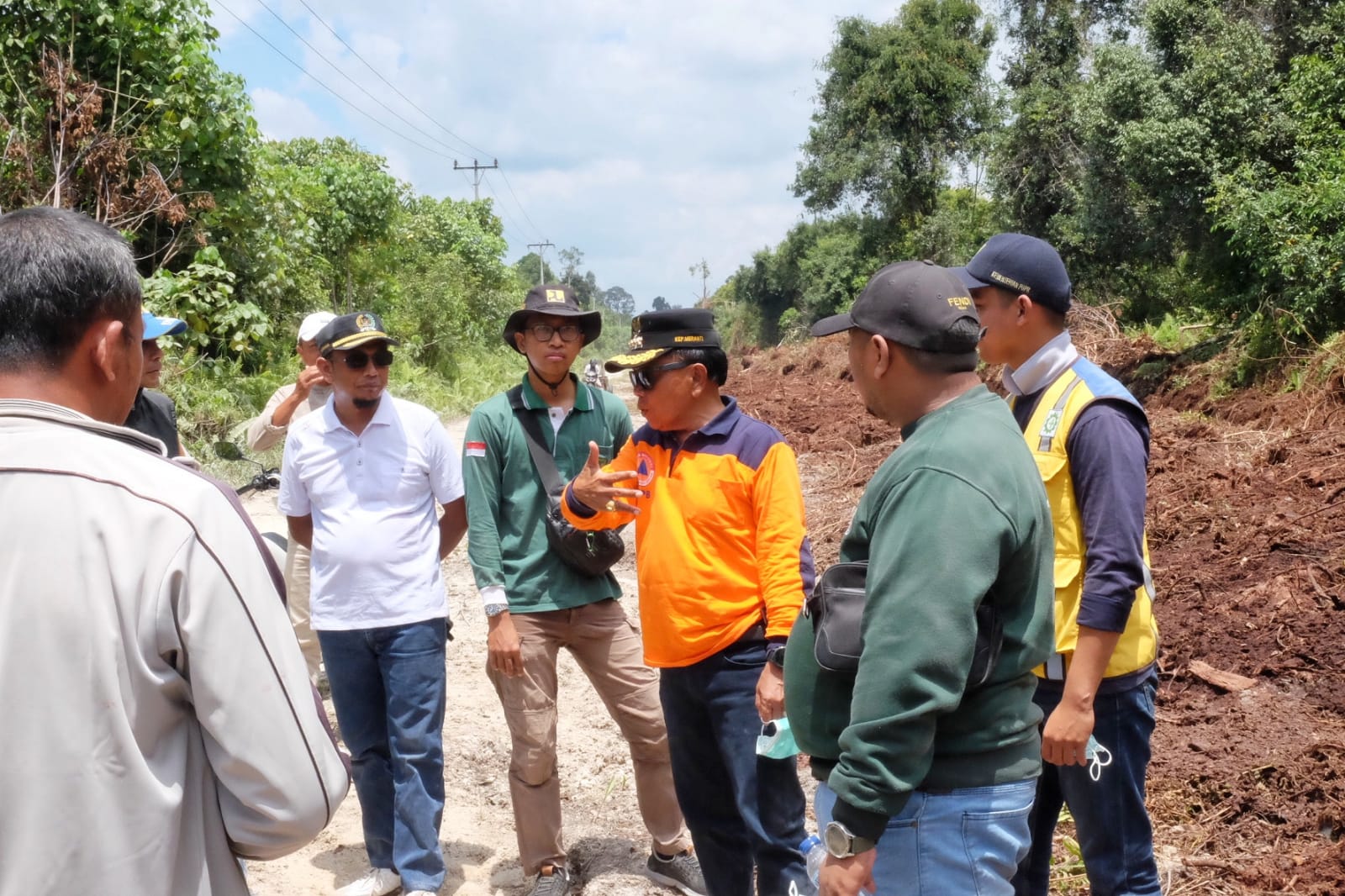 Asmar Tinjau Proyek Jalan Poros Lukun-Sungai Tohor, Janjikan Ambulans Layak Pakai