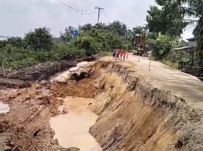 Waspada! Jalan Lintas Rengat-Tembilahan Longsor, Arus Lalu Lintas Terganggu