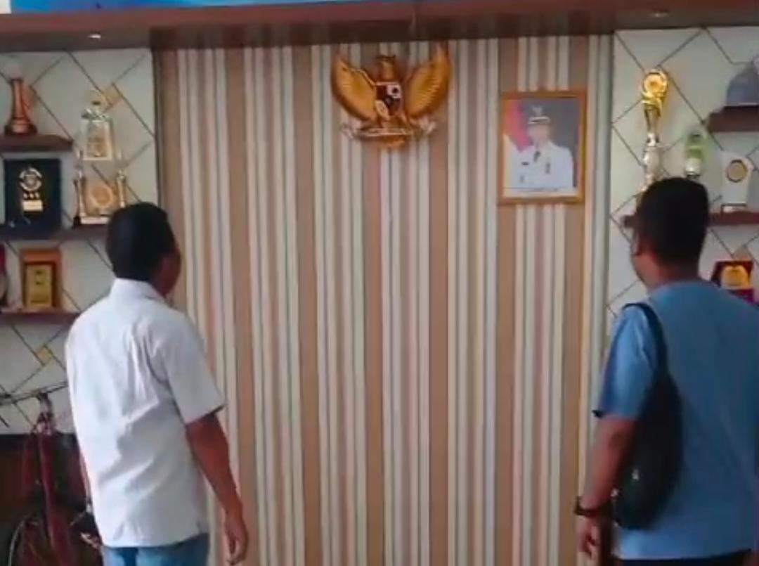 Heboh Bingkai Foto Bupati Rokan Hilir Afrizal Sintong yang Lagi Cuti Pilkada Dilepas, Nama Plt Bupati Disebut