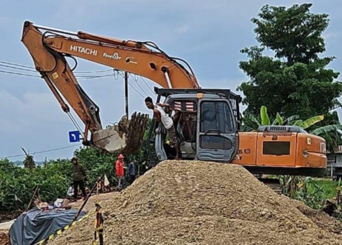 Jalan Lintas Rengat-Tembilahan Longsor, Dinas PUPR Turunkan Alat Berat