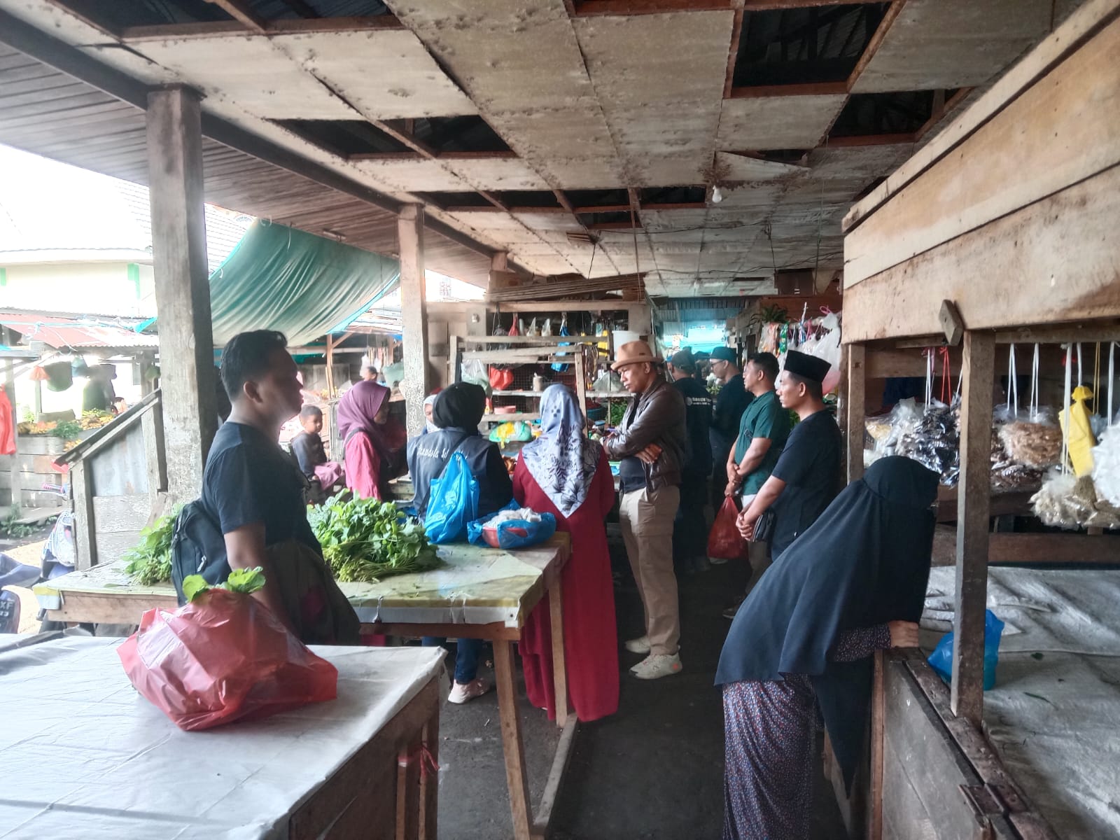 Kampanye Dialogis di Teluk Belitung, Calon Bupati Kepulauan Meranti Mahmuzin Taher Traktir Pengunjung Pasar dan Dengar Keluhan Pedagang