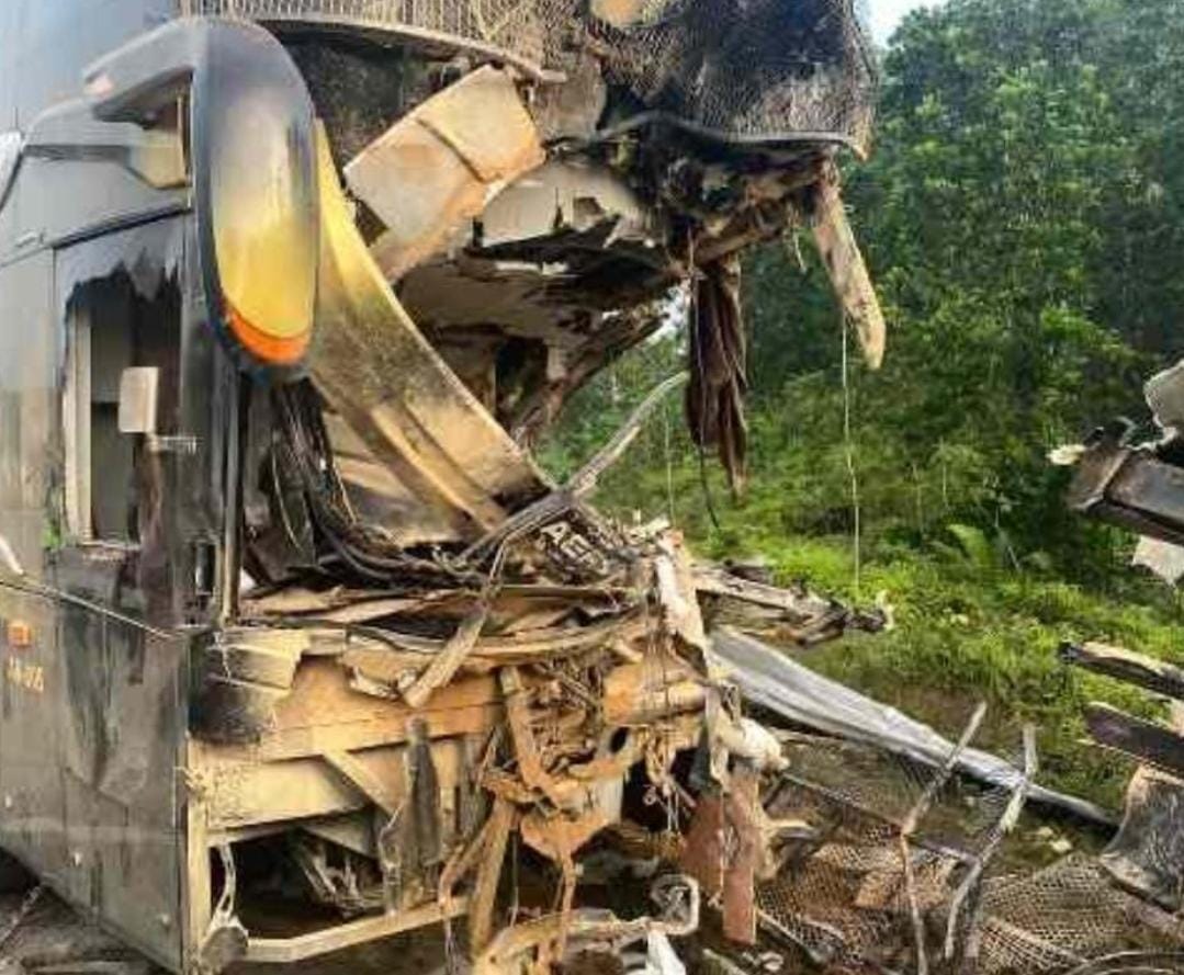 Kecelakaan di Tol Pekanbaru-Dumai, Bus Aero Tabrak Truk Tronton Hingga Rontok