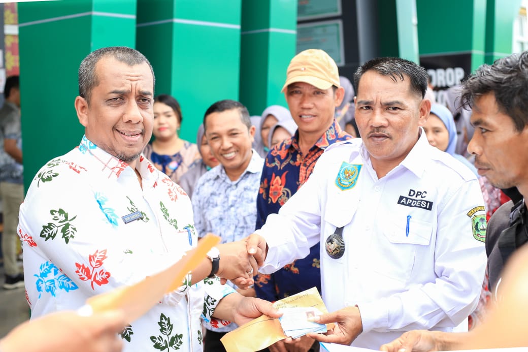 Pemkab Kepulauan Meranti Serahkan Ambulans untuk Puskesmas Tebingtinggi Timur