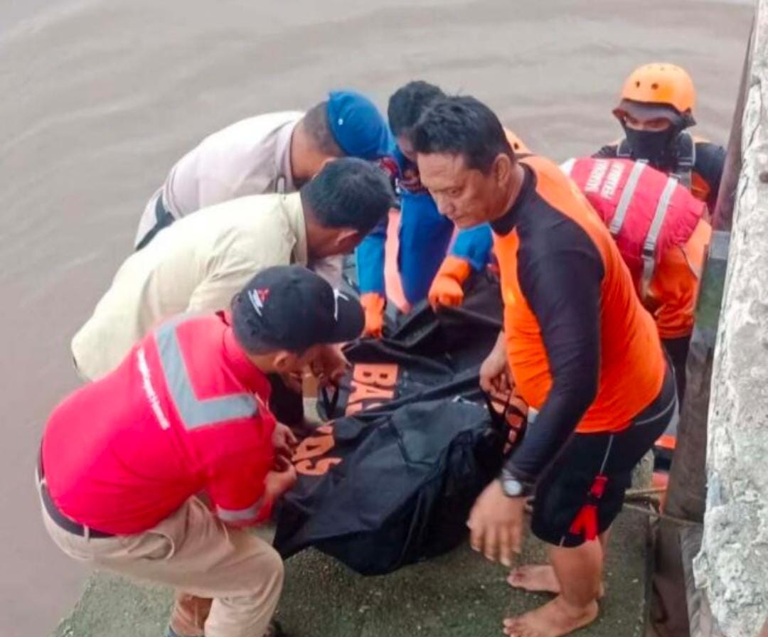 Berlayar Ilegal, Pekerja Sub Kontraktor PT Riau Andalan Pulp and Paper Tewas Jatuh  dari Tongkang