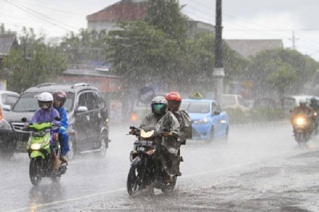 Malam Ini Hujan Lebar dan Petir Diprediksi Terjadi di Sebagian Wilayah Riau