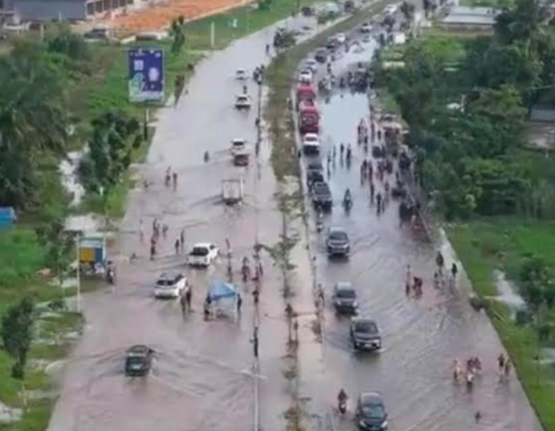 Warga Pekanbaru Heran Calon Wali Kota Tak Pernah Ungkap Solusi Atasi Banjir dan Jalan Rusak, Cuma Bisa Bagi-bagi Uang APBD