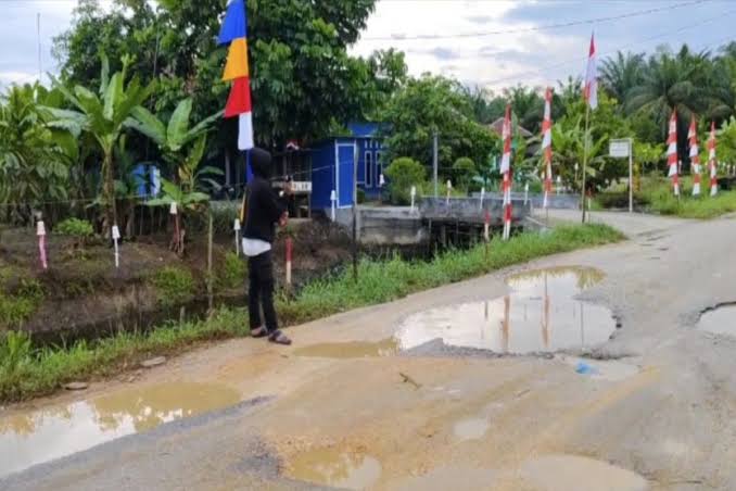 Jalan Rusak di Kemuning Muda Tak Kunjung Diperbaiki, Warga Menduga Terkait Pilkada Siak