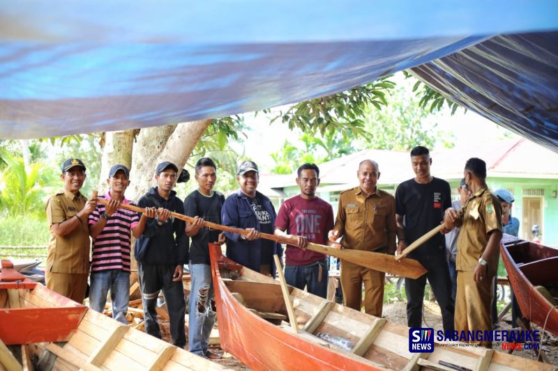 Pjs Bupati Roni Rakhmat Serahkan Bantuan 2 Kapal dan 8 Sampan Dayung untuk Kelompok Nelayan