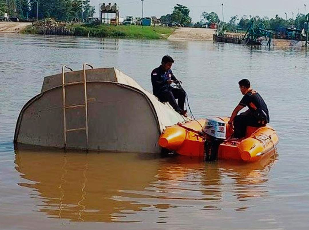 Truk Tangki Minyak Sawit Terjun ke Sungai di Pelalawan, Sopir Masih Dicari