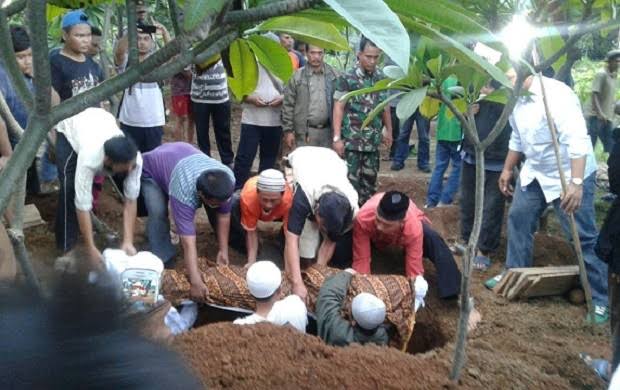 Menunda Pemakaman Karena Menunggu Keluarga? Ini Hukum dan Penjelasannya