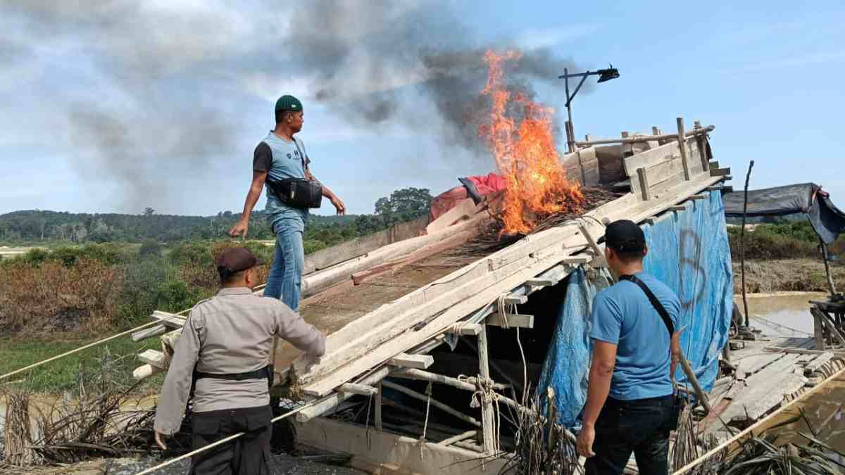 Tak Kapok-kapok, Polisi Bakar 2 Rakit Penambang Emas Ilegal di Kuansing