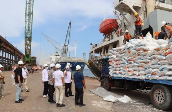 Jelang Pilkada, Polda Riau Kawal Ketat Pembongkaran Beras Bulog Asal Myanmar di Dumai