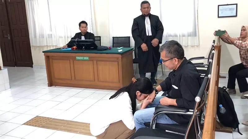 Bersimpuh di Ruang Pengadilan, Marisa Mahasiswa Penabrak IRT Minta Maaf ke Suami Korban