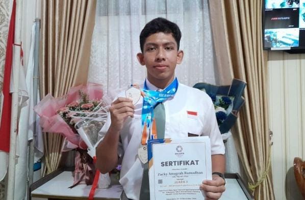 Zaky Anugerah Siswa SMAN 9 Pekanbaru Cetak Hattrick Medali di Kejuaraan Renang