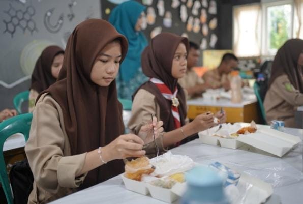 Siswa SMAN 16 Pekanbaru Antusias Ikuti Simulasi Program Makan siang Bergizi dan Gratis