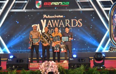 BRK Syariah Terima Award Sebagai Bank Mitra Penyedia Layanan Pembayaran Pajak Daerah