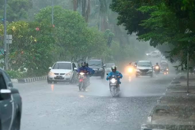 Hujan Deras dan Petir Masih Melanda Wilayah Riau Hari Ini