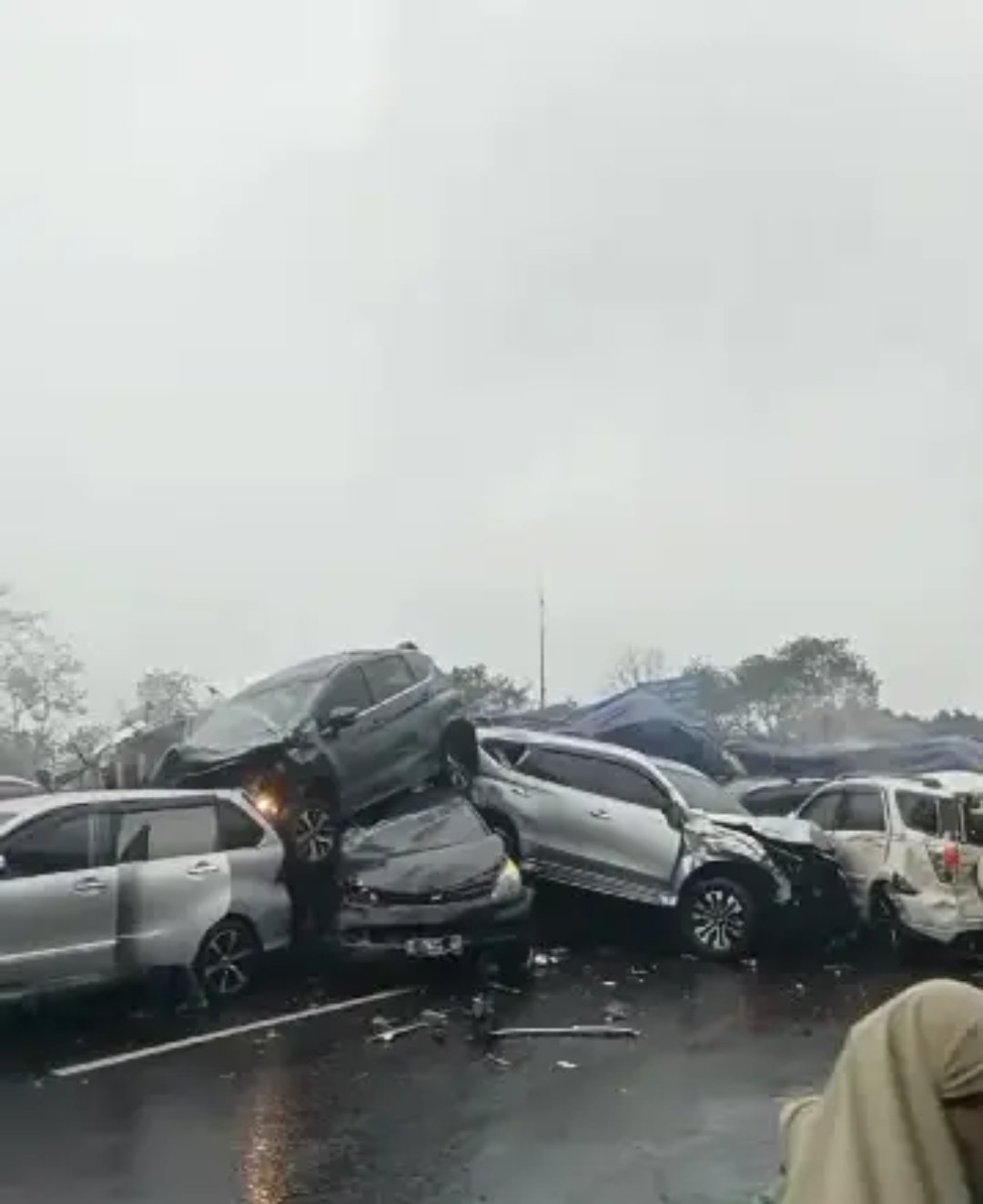 Jadi Trending, Begini Seramnya Penampakan Mobil Bertumpuk di Tol Cipularang