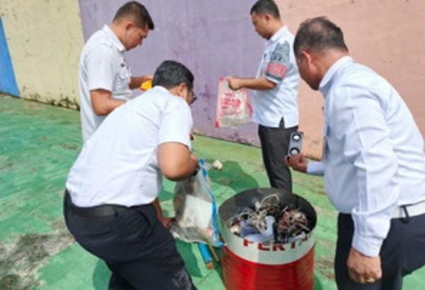 Kalapas Pekanbaru Musnahkan Gawai Hingga Senjata Tajam Hasil Razia di Blok Tahanan