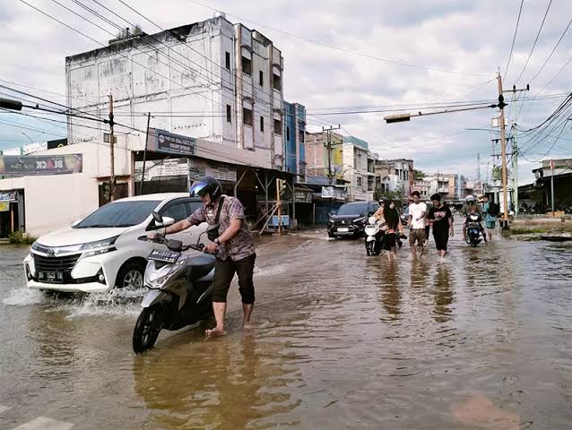 Banjir Rob Rendam Kota Dumai, Sejumlah Kendaraan Mati Mesin