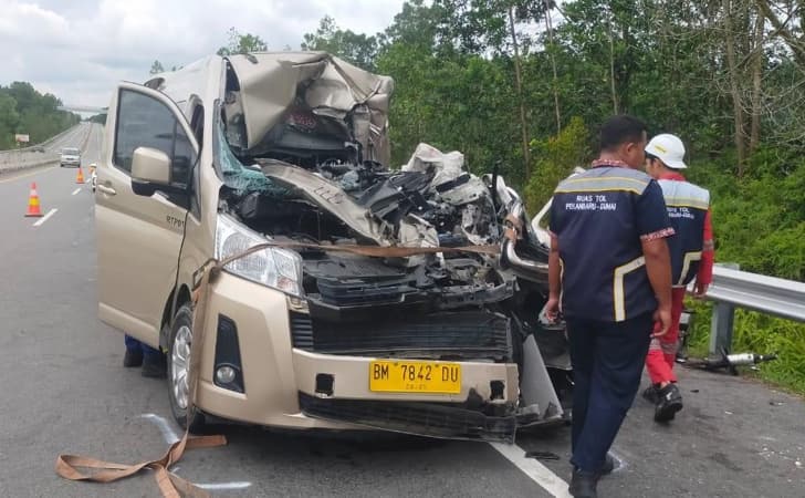 Kecelakaan di Ruas Tol Pekanbaru-Dumai, Mobil Travel Tabrak Truk Hino Pengangkut Besi