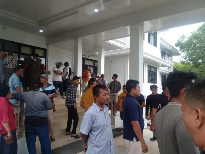 Kuansing Memanas, Massa Datangi Kantor Bupati Dipicu Dugaan Pengumpulan Camat dan Kades oleh Sekda