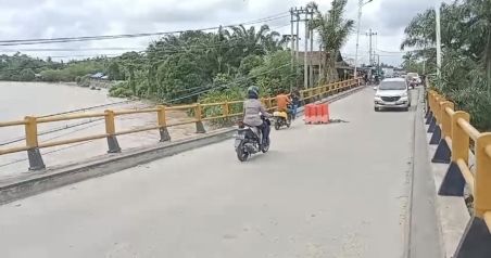 Waspada! Jembatan Sei Rokan di Rohul Miring Diduga Akibat Hempasan Arus Sungai