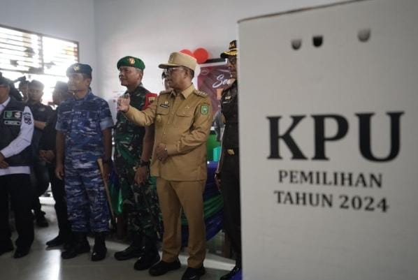 Pastikan Pilkada Aman, Damai, dan Tertib, Pj Gubri Bersama Forkopimda Tinjau Langsung TPS di Siak