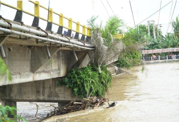 Tim Kementerian PUPR Cek Kondisi Jembatan Sei Rokan yang Rusak Parah